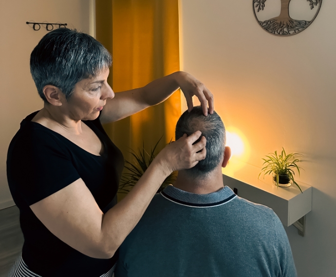 Séance de massage cranien par la réflexologue Valérie Esquivias sur un client homme