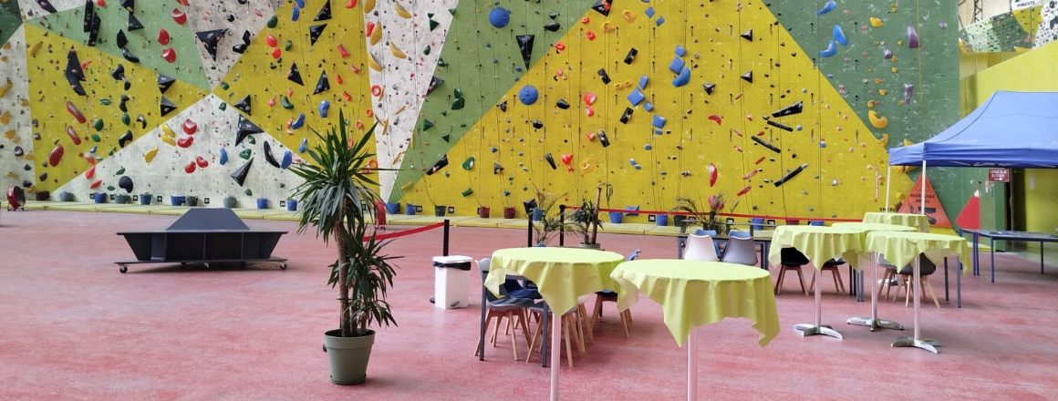 Image de présentation pour l'article de blog sur la réflexologie et le sportif : ici un mur d'escalade et un atelier de réflexologie lors d'un événement sportif à Tarbes